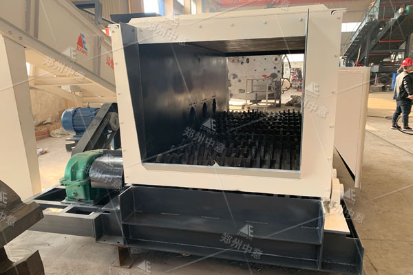 四川裝修垃圾處理設(shè)備成功下線 新型滾軸篩發(fā)貨現(xiàn)場