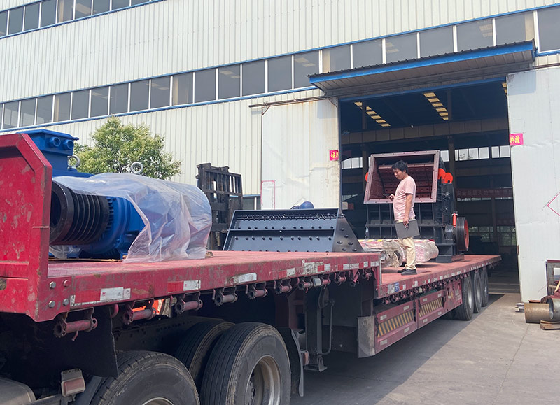 時產(chǎn)150噸河卵石破碎設(shè)備發(fā)貨現(xiàn)場