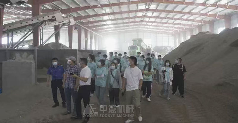 裝修垃圾處置中心工作人員向溫州大學(xué)建筑工程學(xué)院實踐隊同學(xué)們介紹垃圾處理生產(chǎn)線