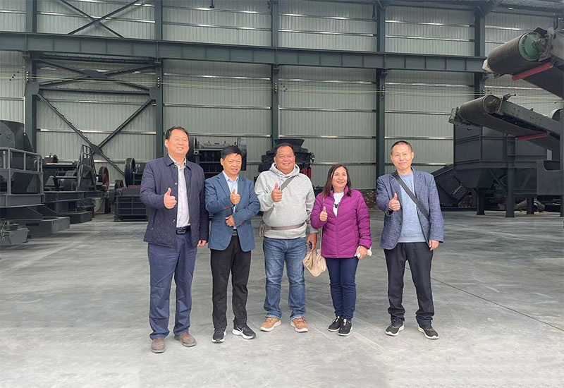 總經(jīng)理與客戶合影留念 總經(jīng)理與客戶合影留念