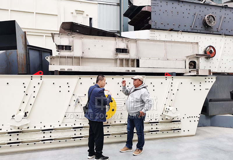 外貿(mào)部經(jīng)理給客戶詳細(xì)講解設(shè)備 外貿(mào)部經(jīng)理給客戶詳細(xì)講解設(shè)備