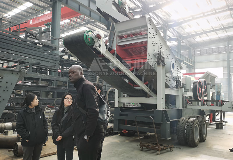 銷售經(jīng)理給客戶講解產(chǎn)品性能