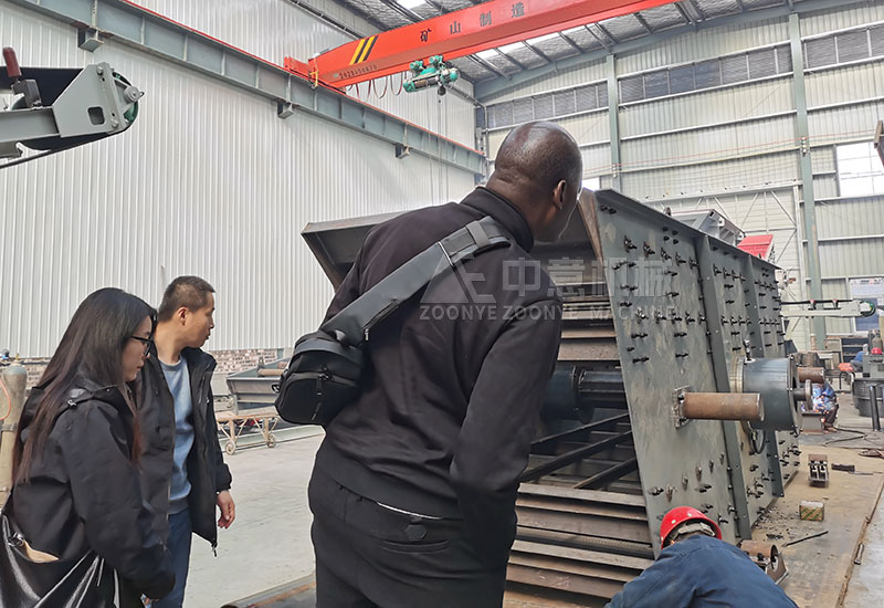 觀摩工人生產(chǎn)制作