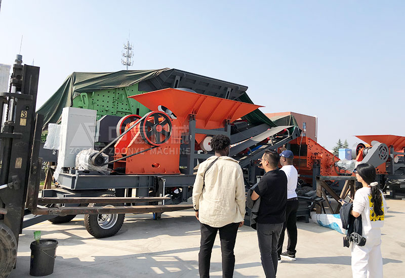 技術經理為客戶講解設備