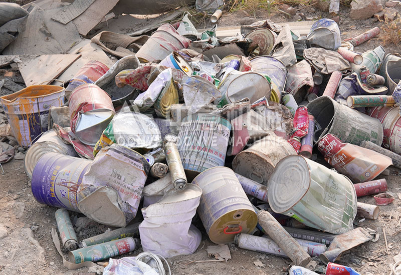 分揀出的油漆桶、不銹鋼等金屬類材質(zhì)