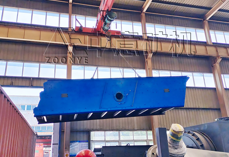 振動(dòng)篩正在吊往貨車(chē)中